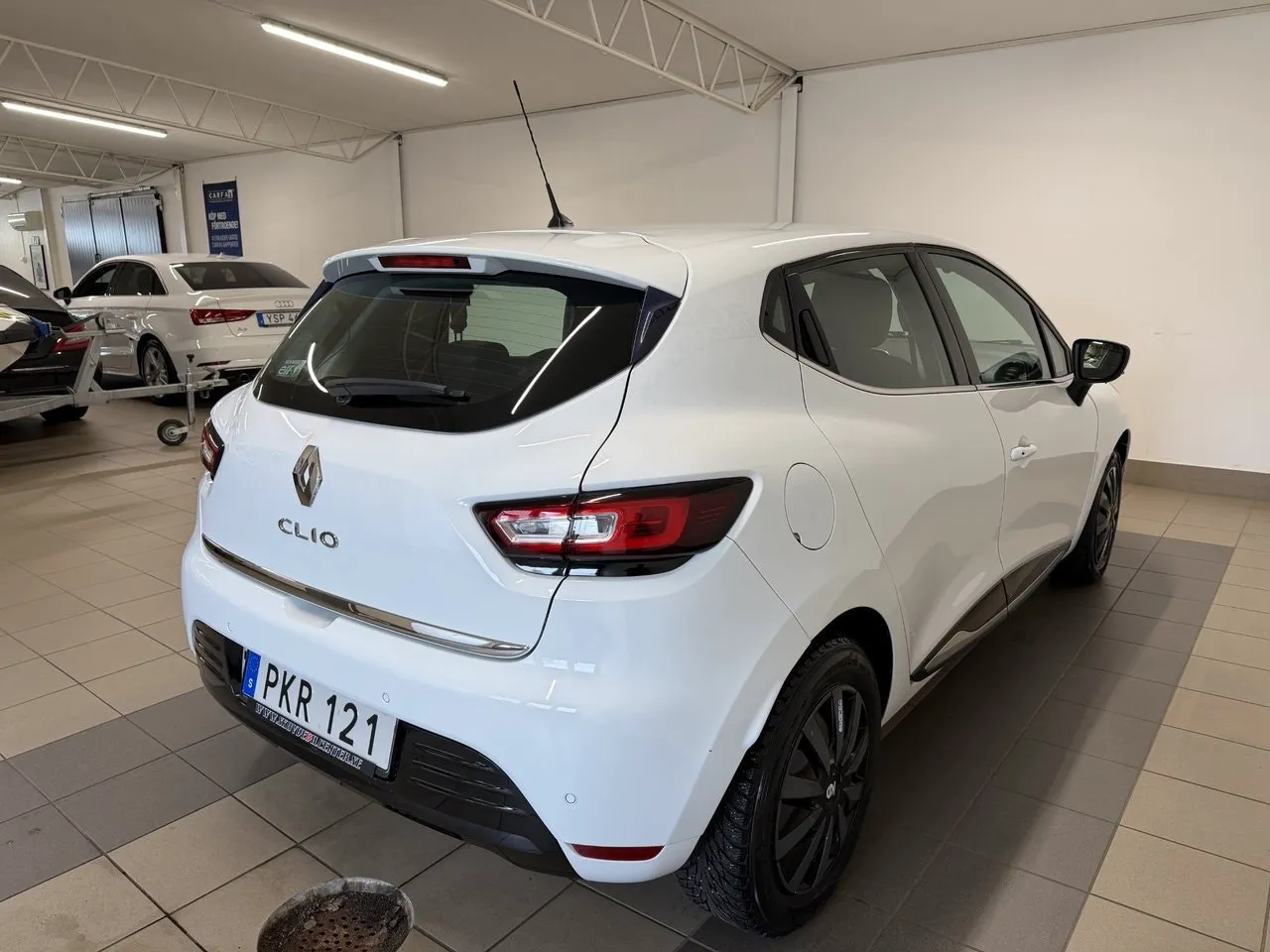 Vehicle image 4