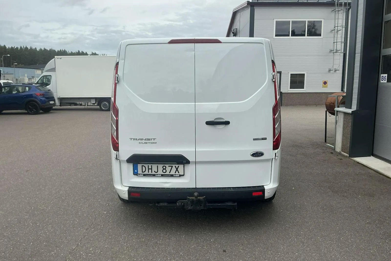Vehicle image 4