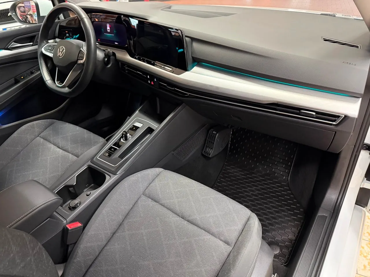 Vehicle image 16