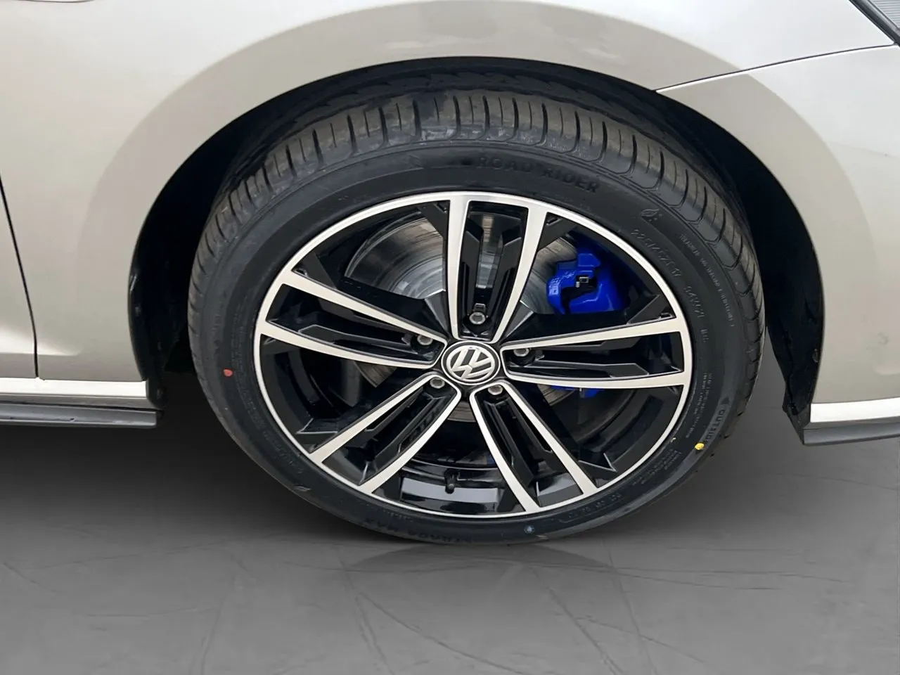Vehicle image 32
