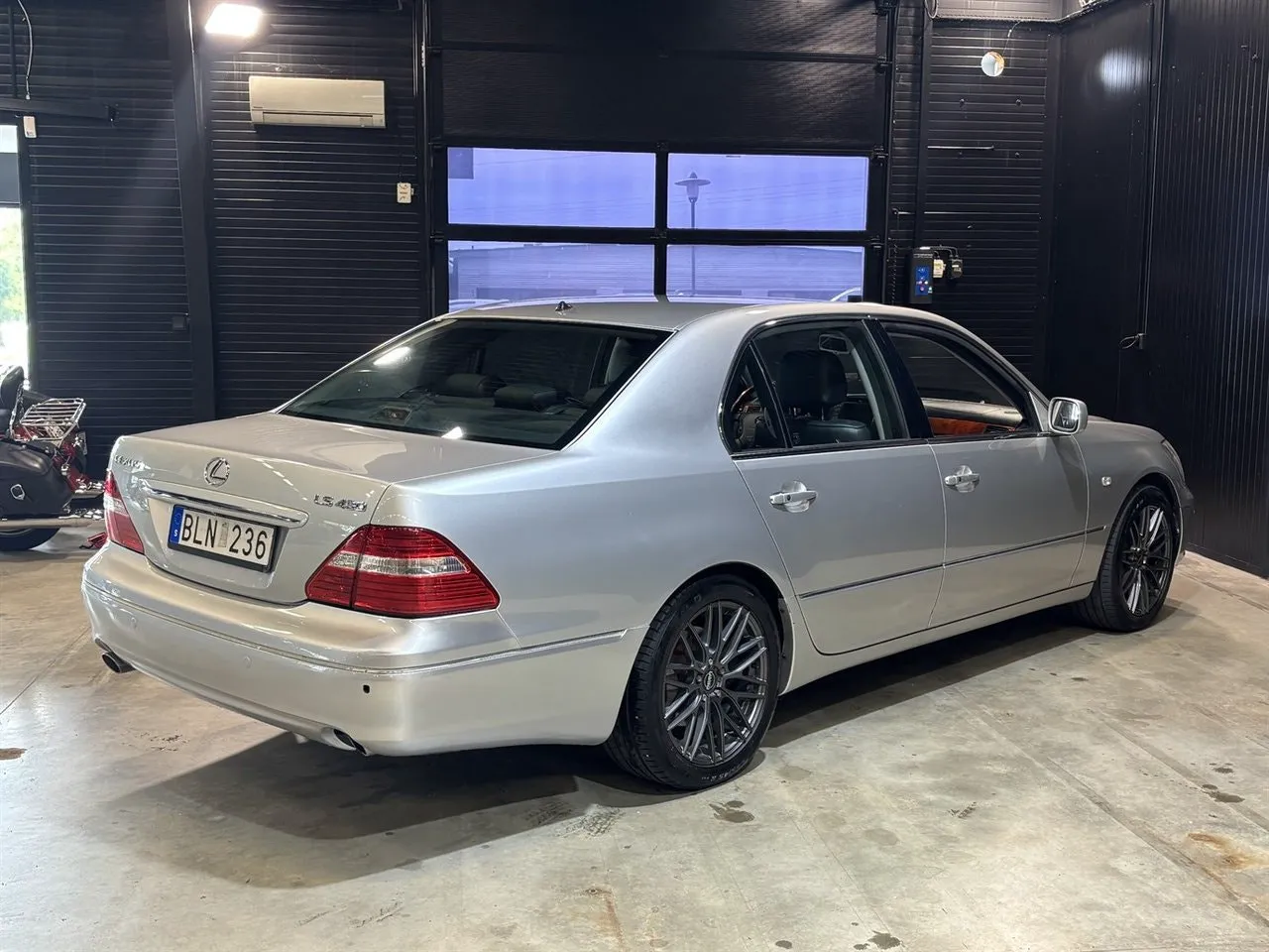 Vehicle image 5