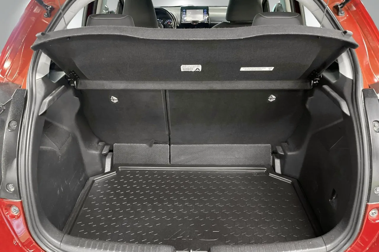 Vehicle image 16