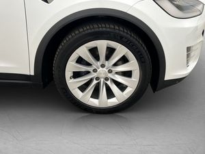 Tesla Model X bild 37