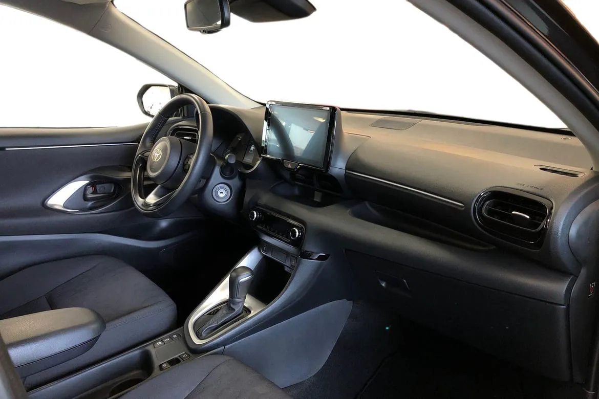 Vehicle image 6