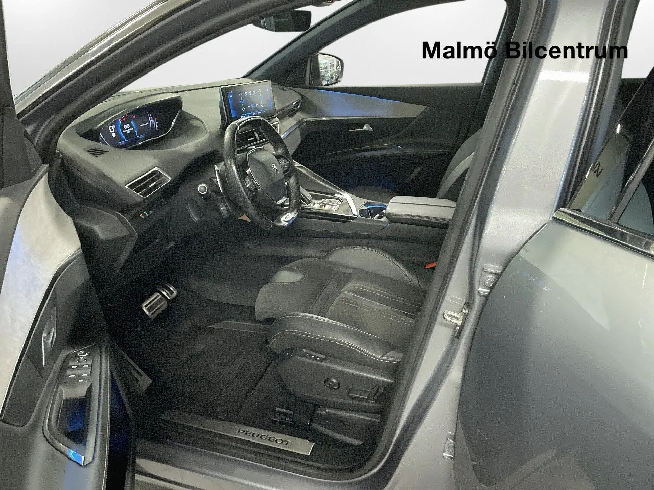Vehicle image 16