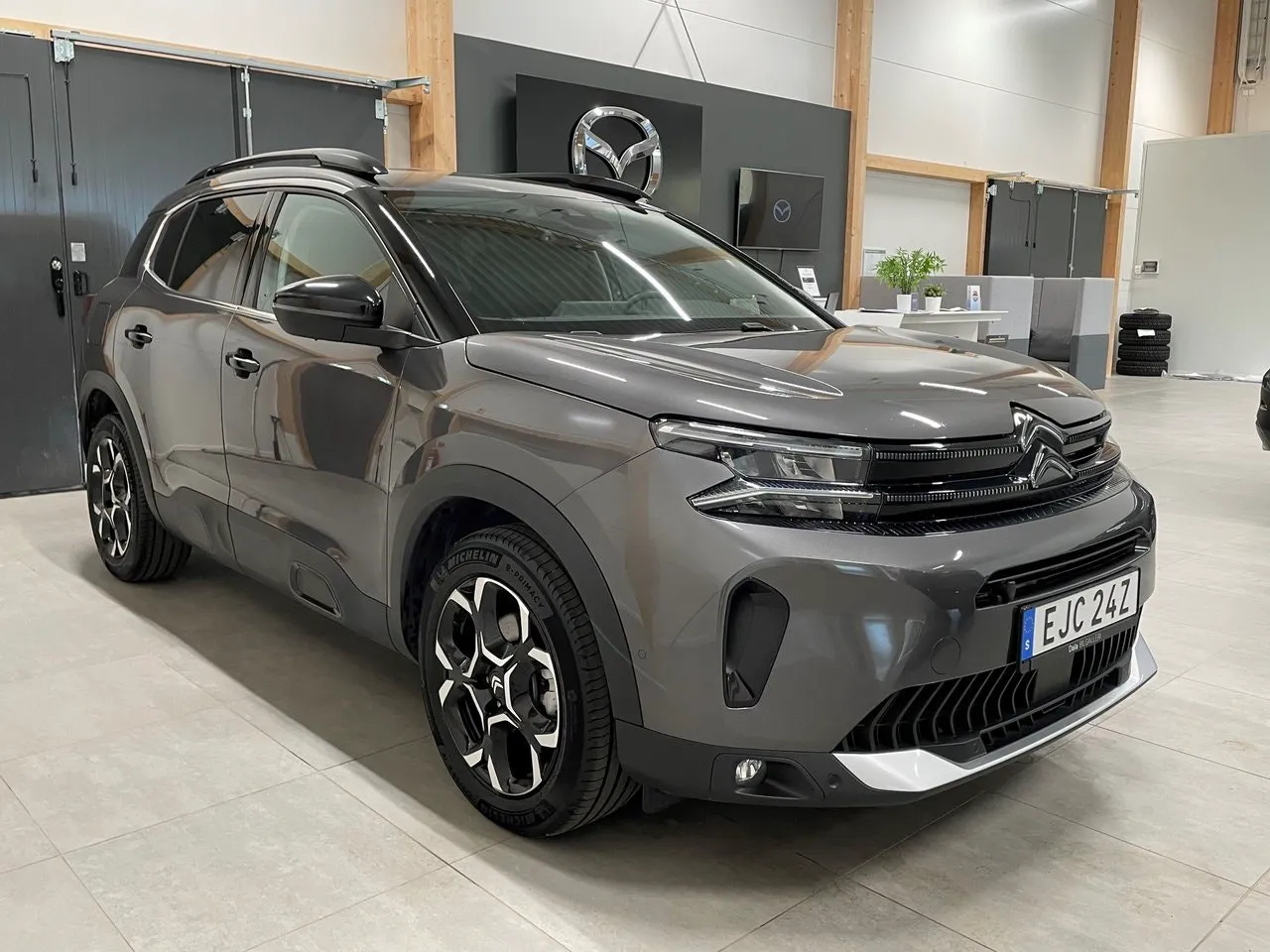 Vehicle image 4