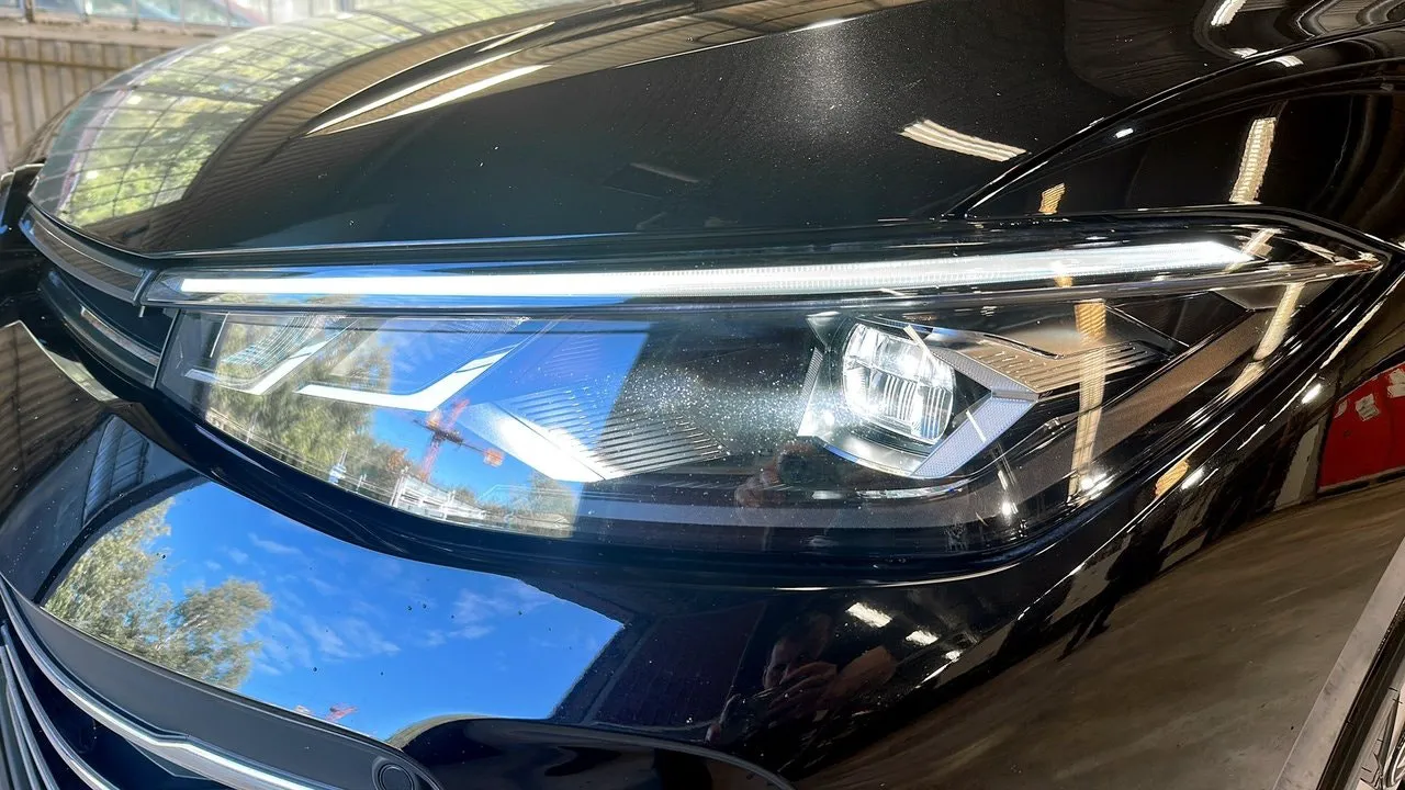 Vehicle image 15