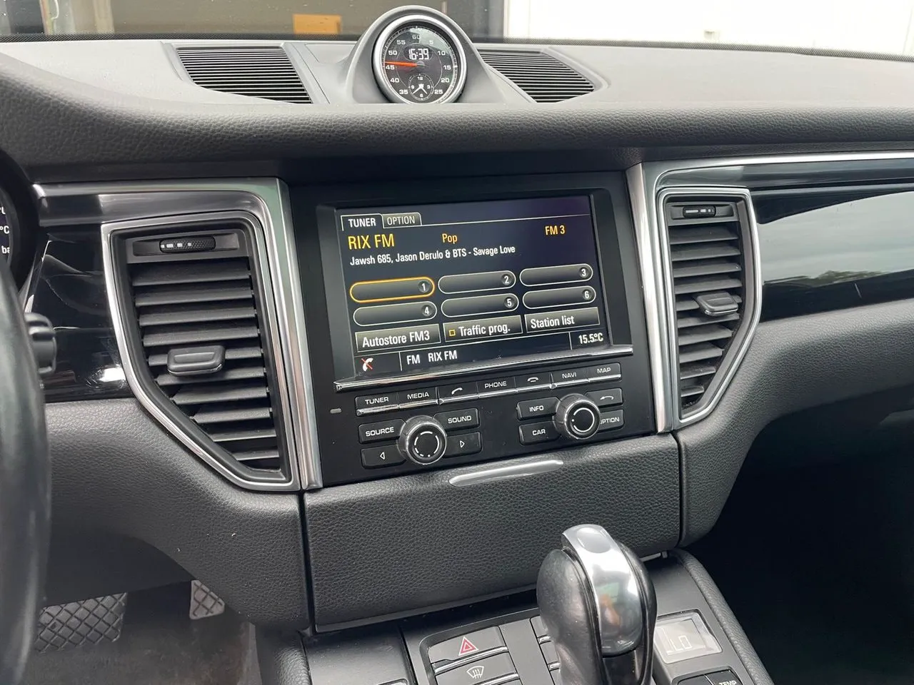 Vehicle image 15