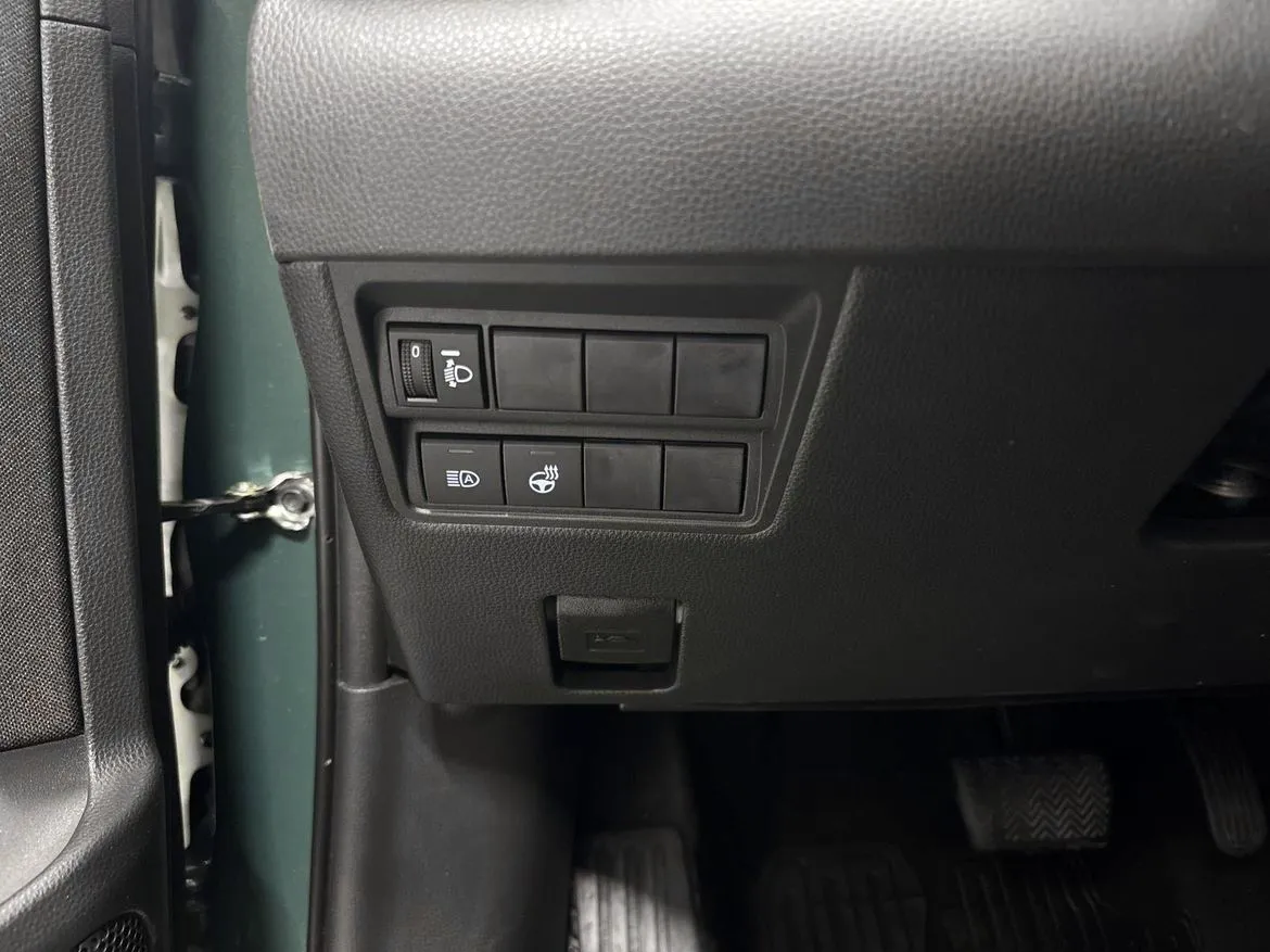 Vehicle image 16