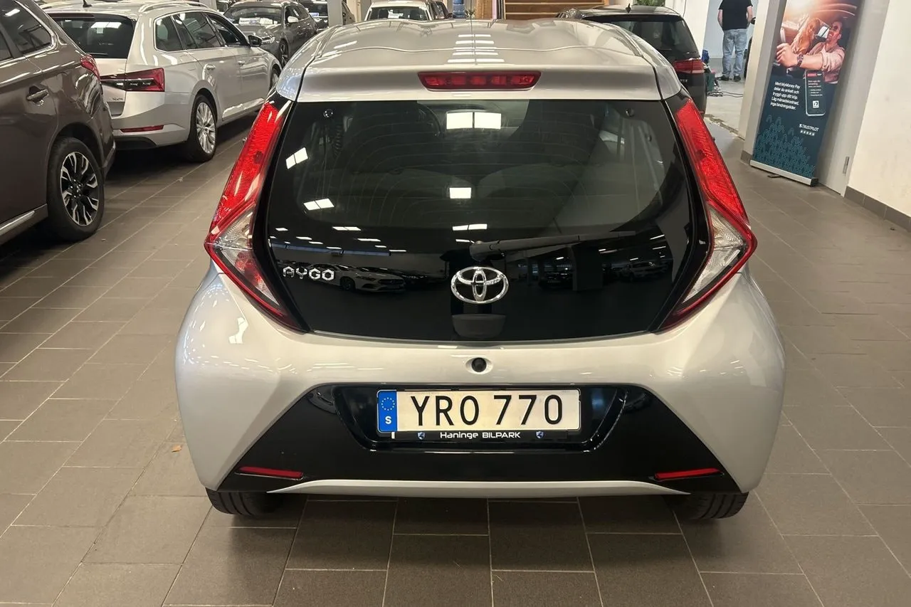 Vehicle image 6