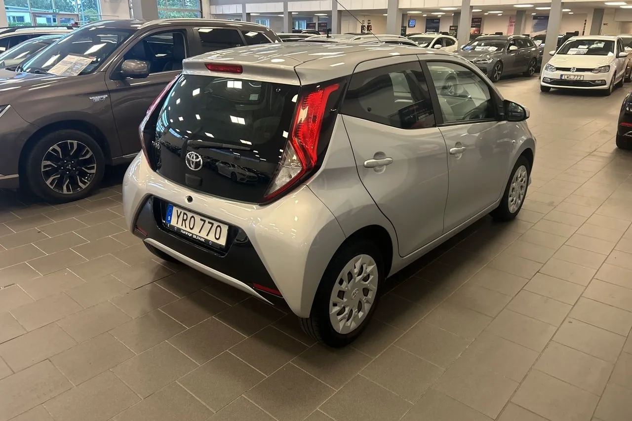Vehicle image 5