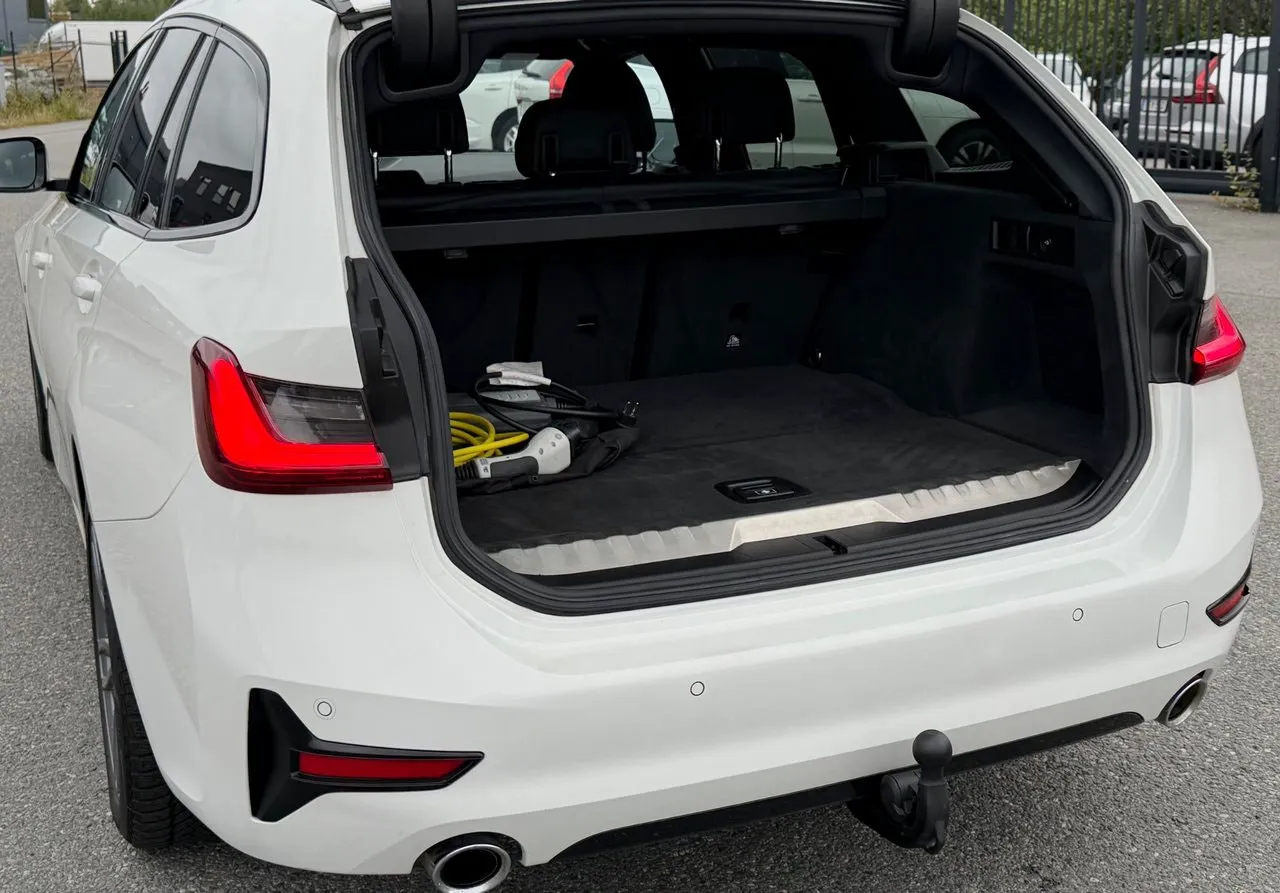 Vehicle image 32