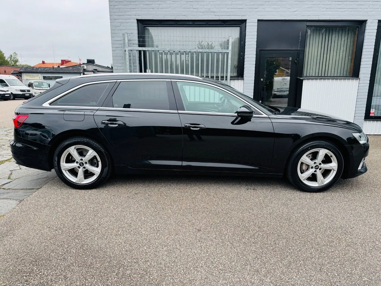 Vehicle image 9