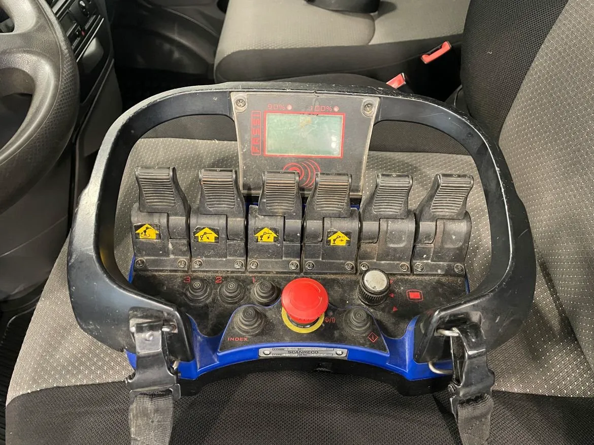 Vehicle image 16