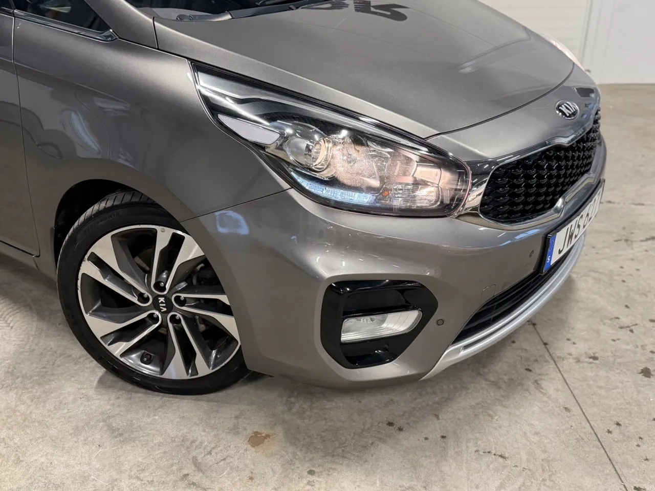 Vehicle image 14