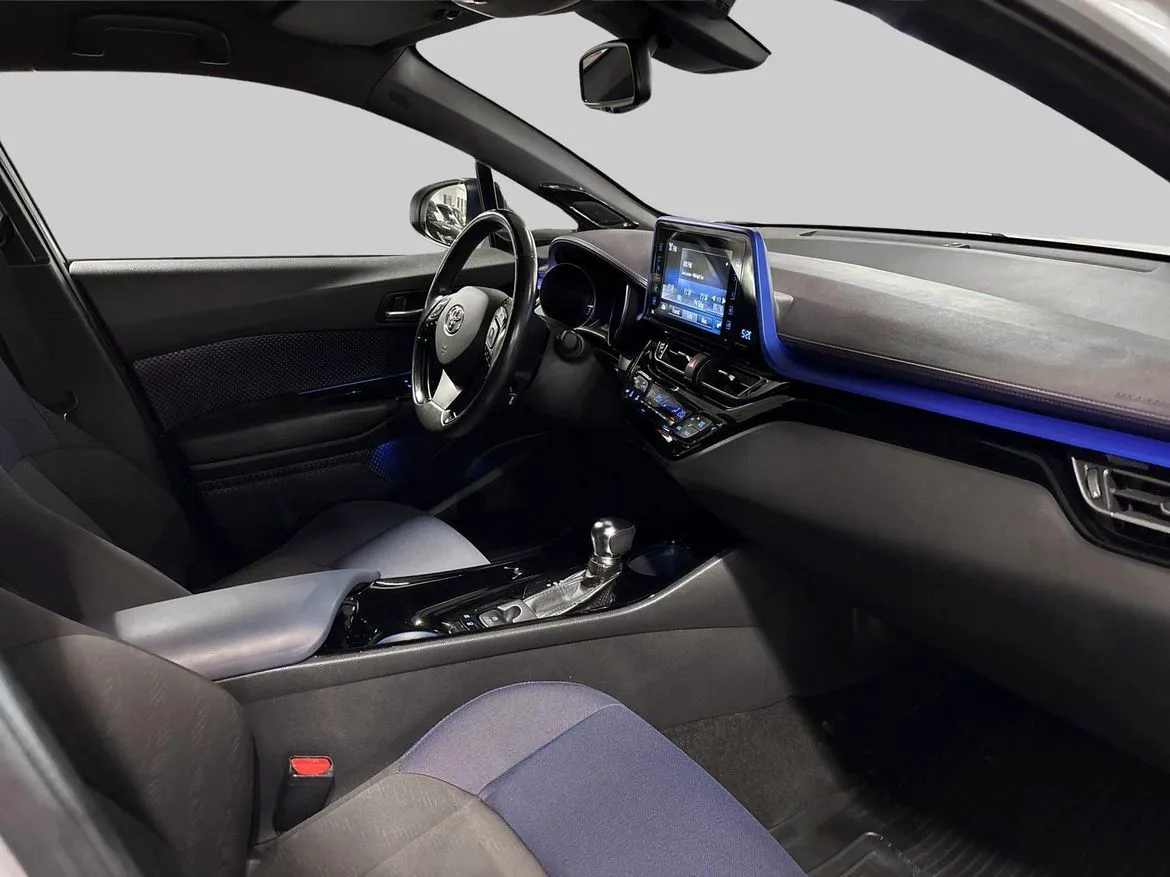 Vehicle image 9