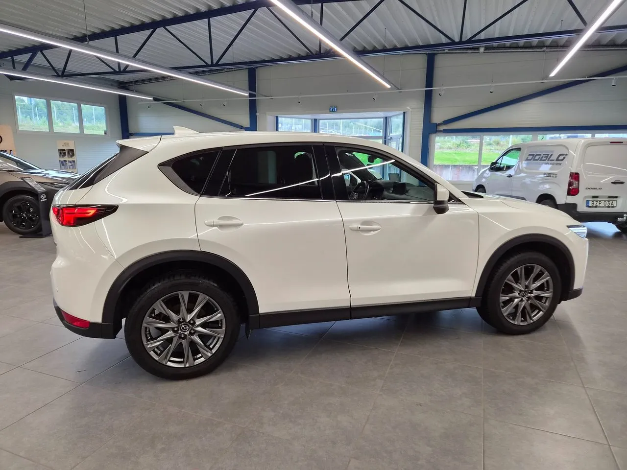 Vehicle image 4