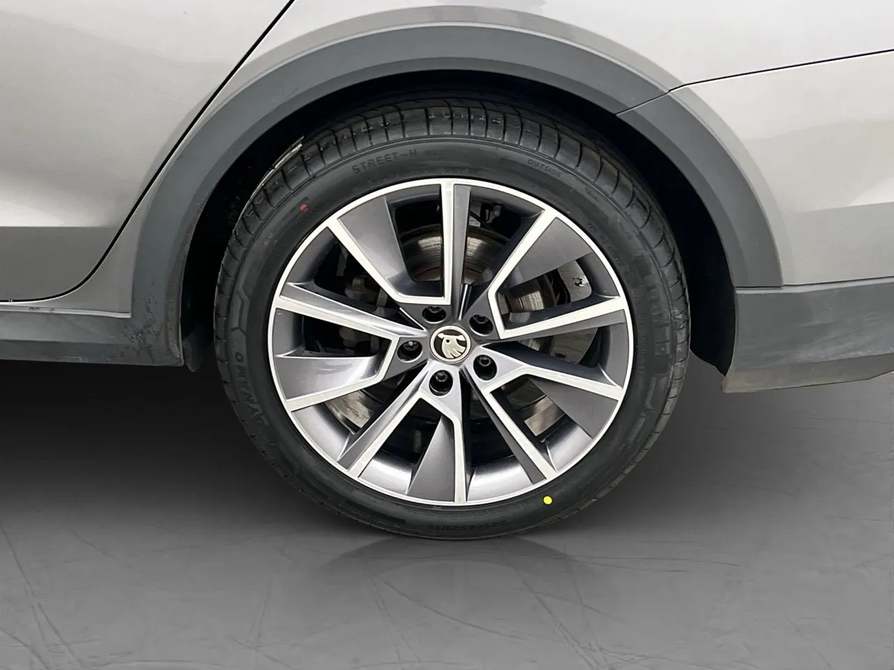 Vehicle image 30