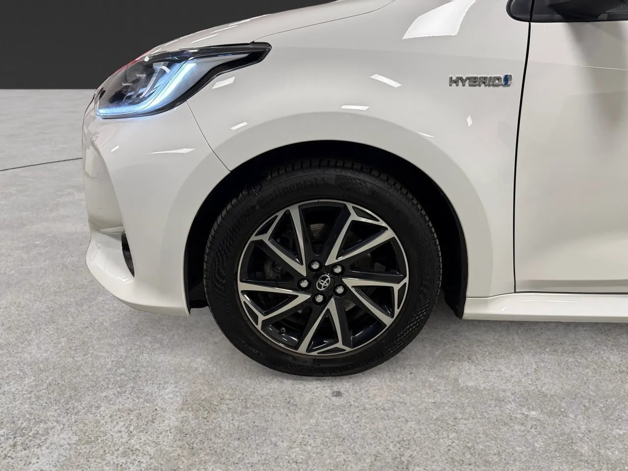 Vehicle image 16
