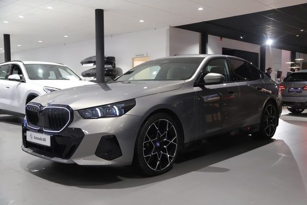 BMW 550 e xDrive Sedan M Sport // M Performance - 2025