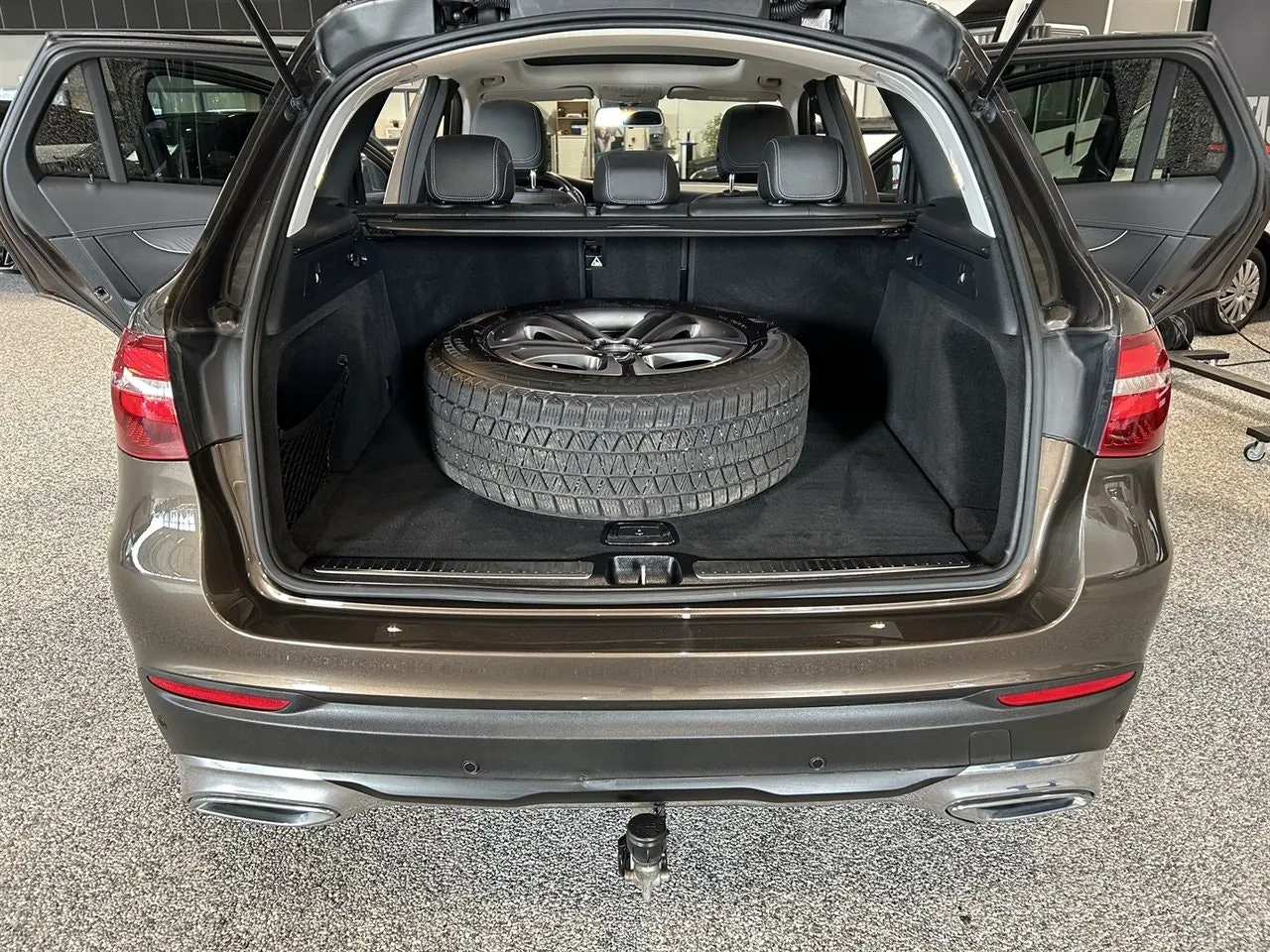 Vehicle image 16