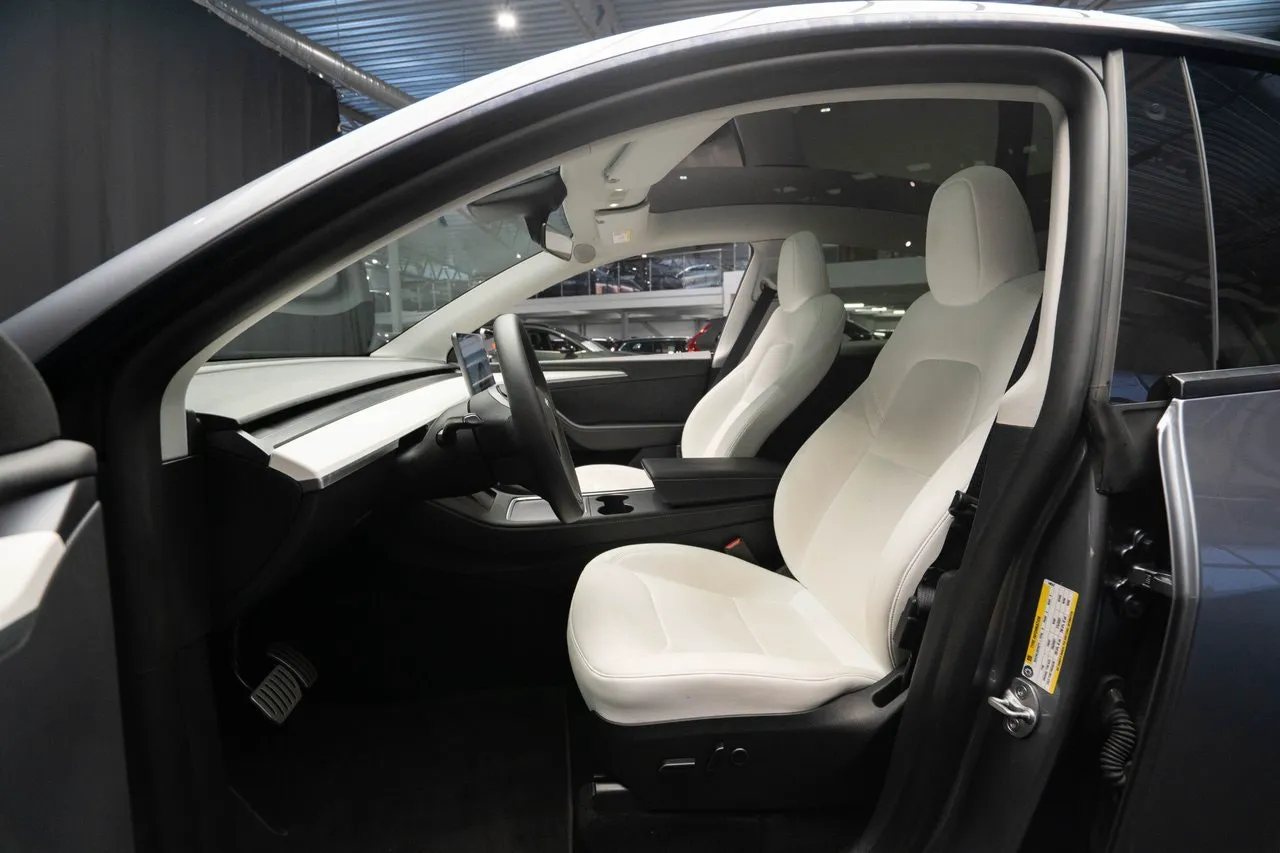 Vehicle image 16