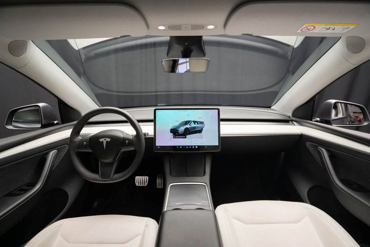 Vehicle image 15