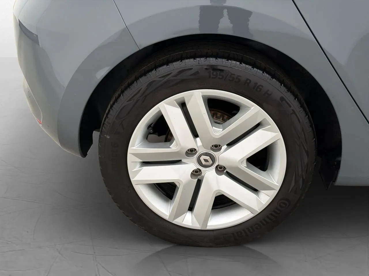 Vehicle image 25