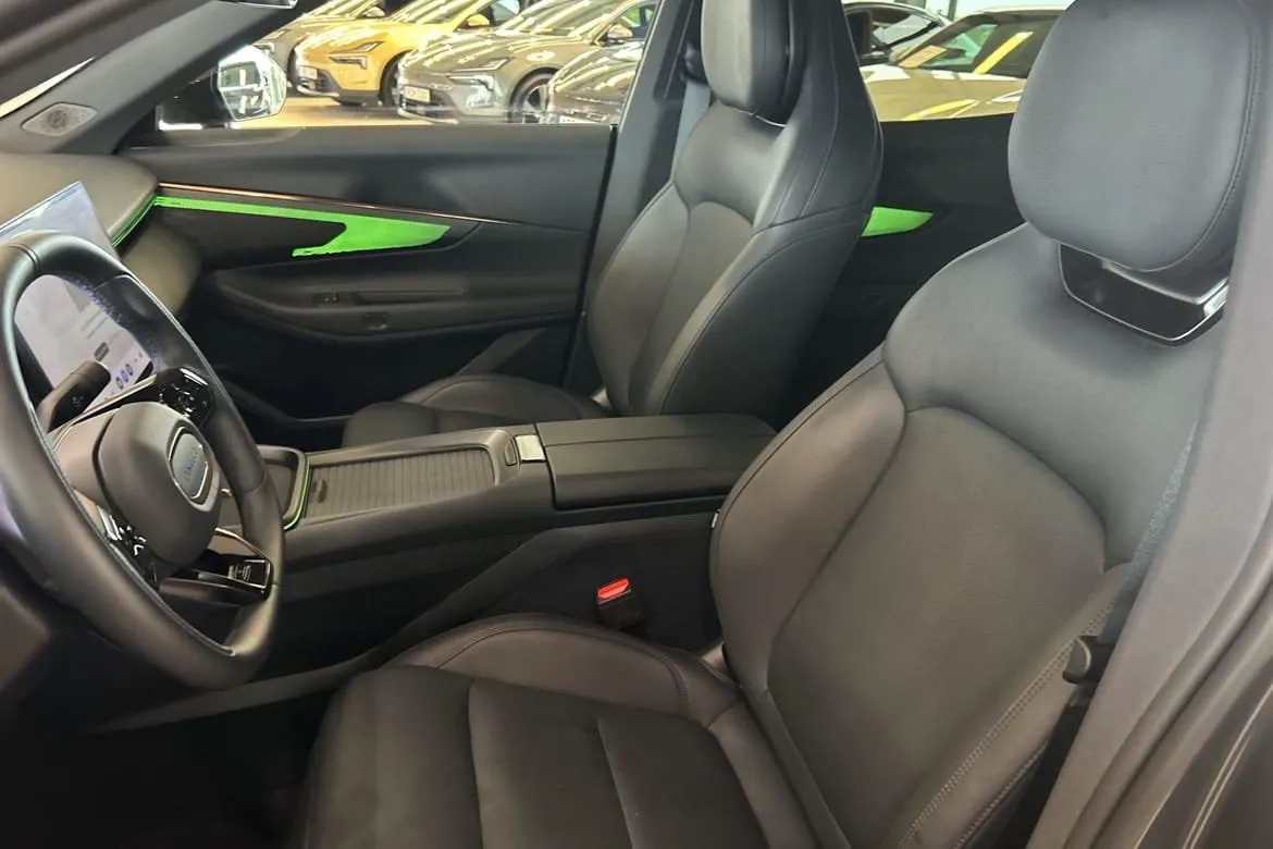 Vehicle image 18