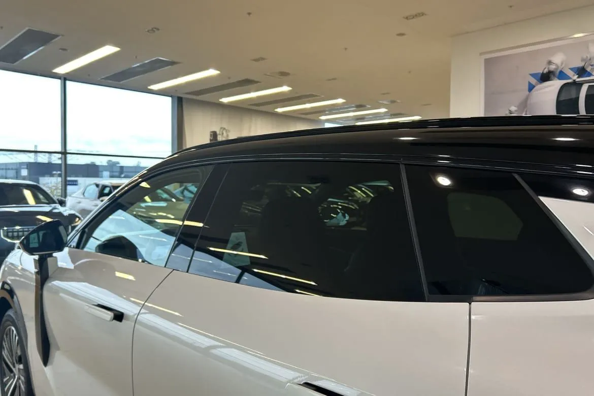Vehicle image 14