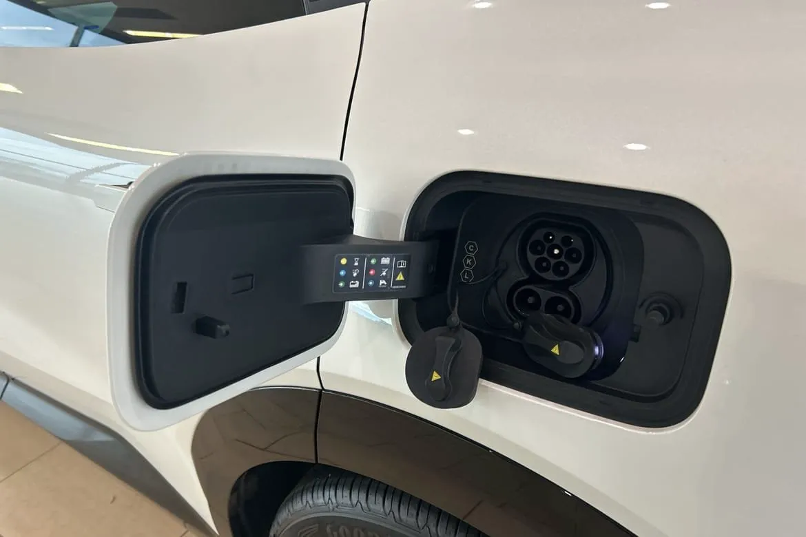 Vehicle image 15