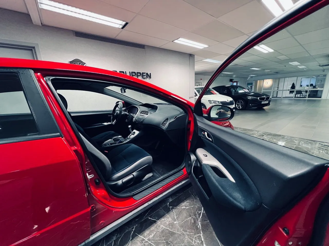 Vehicle image 6