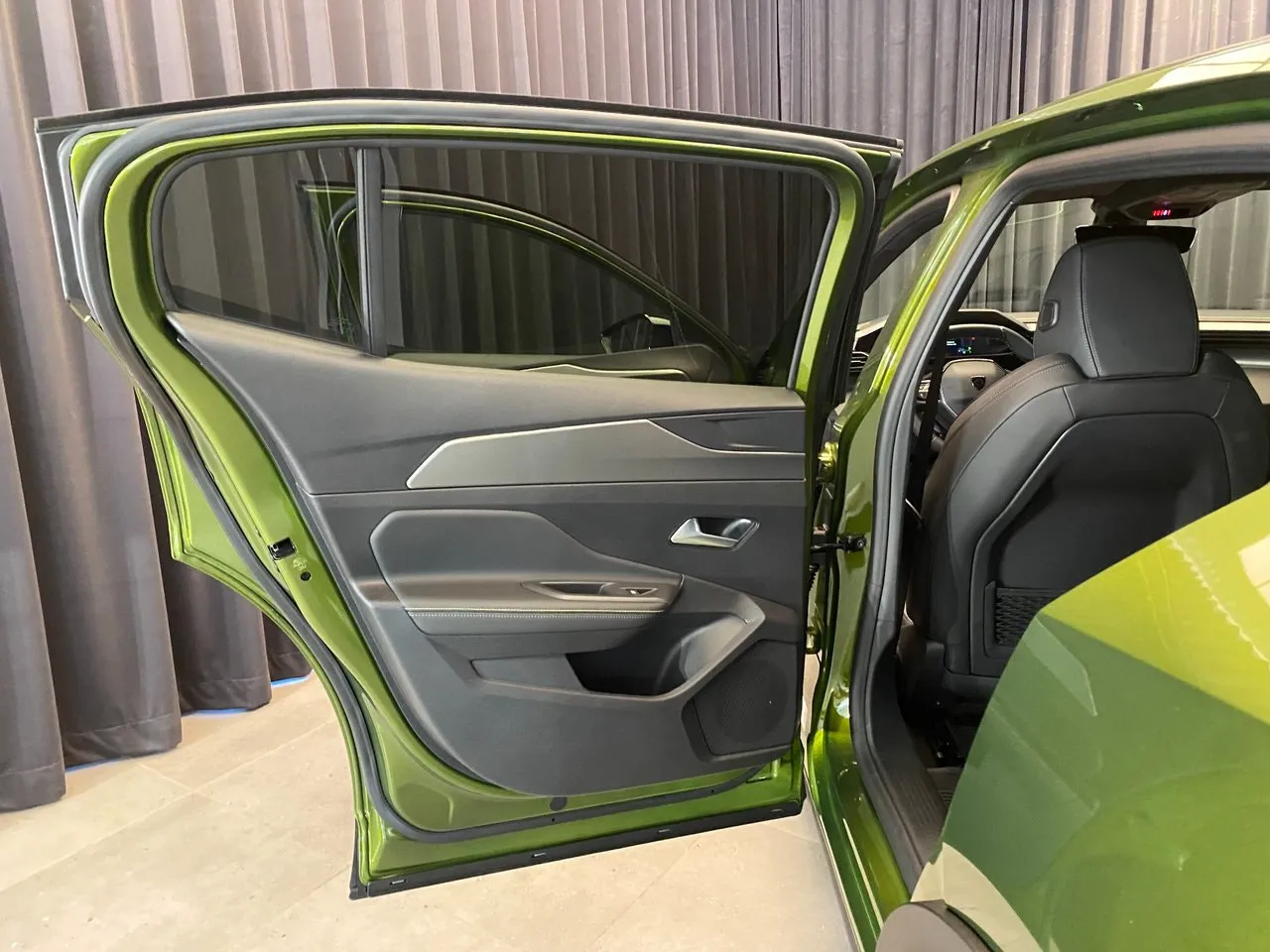 Vehicle image 32