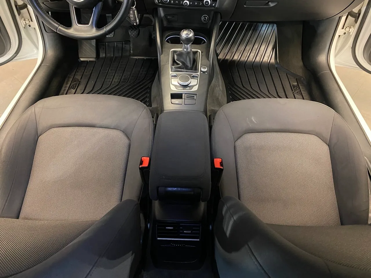 Vehicle image 32