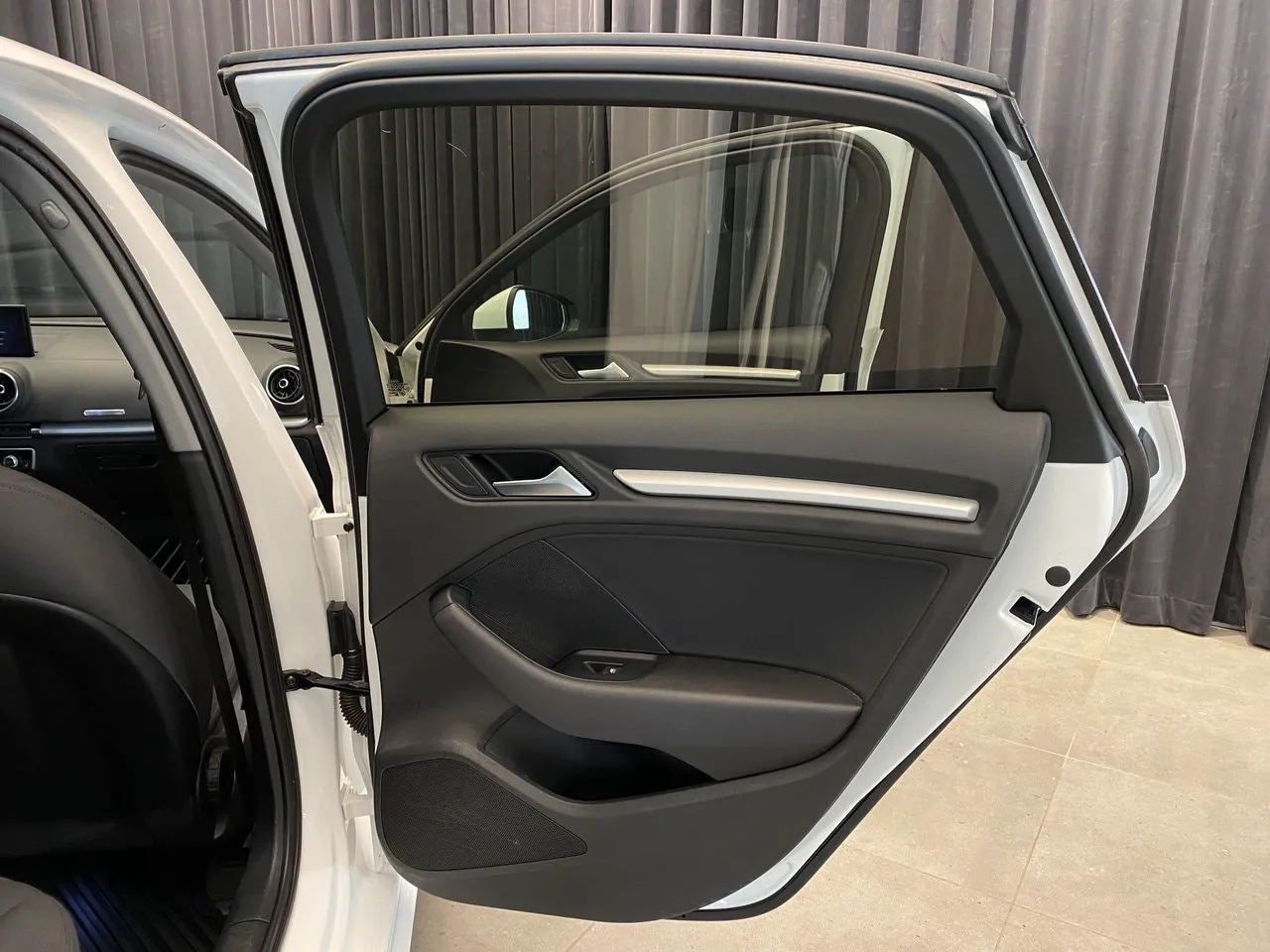 Vehicle image 27