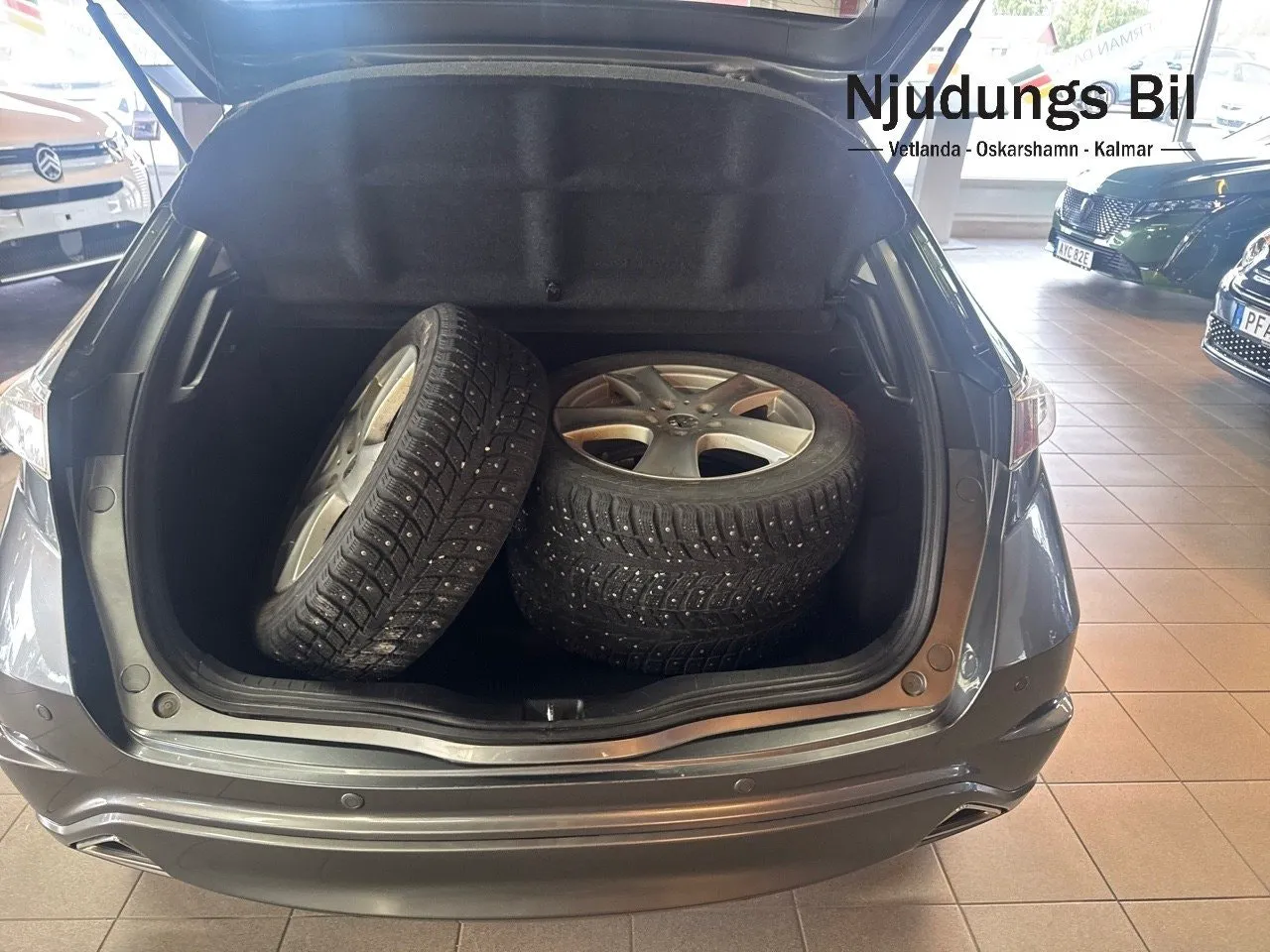Vehicle image 4