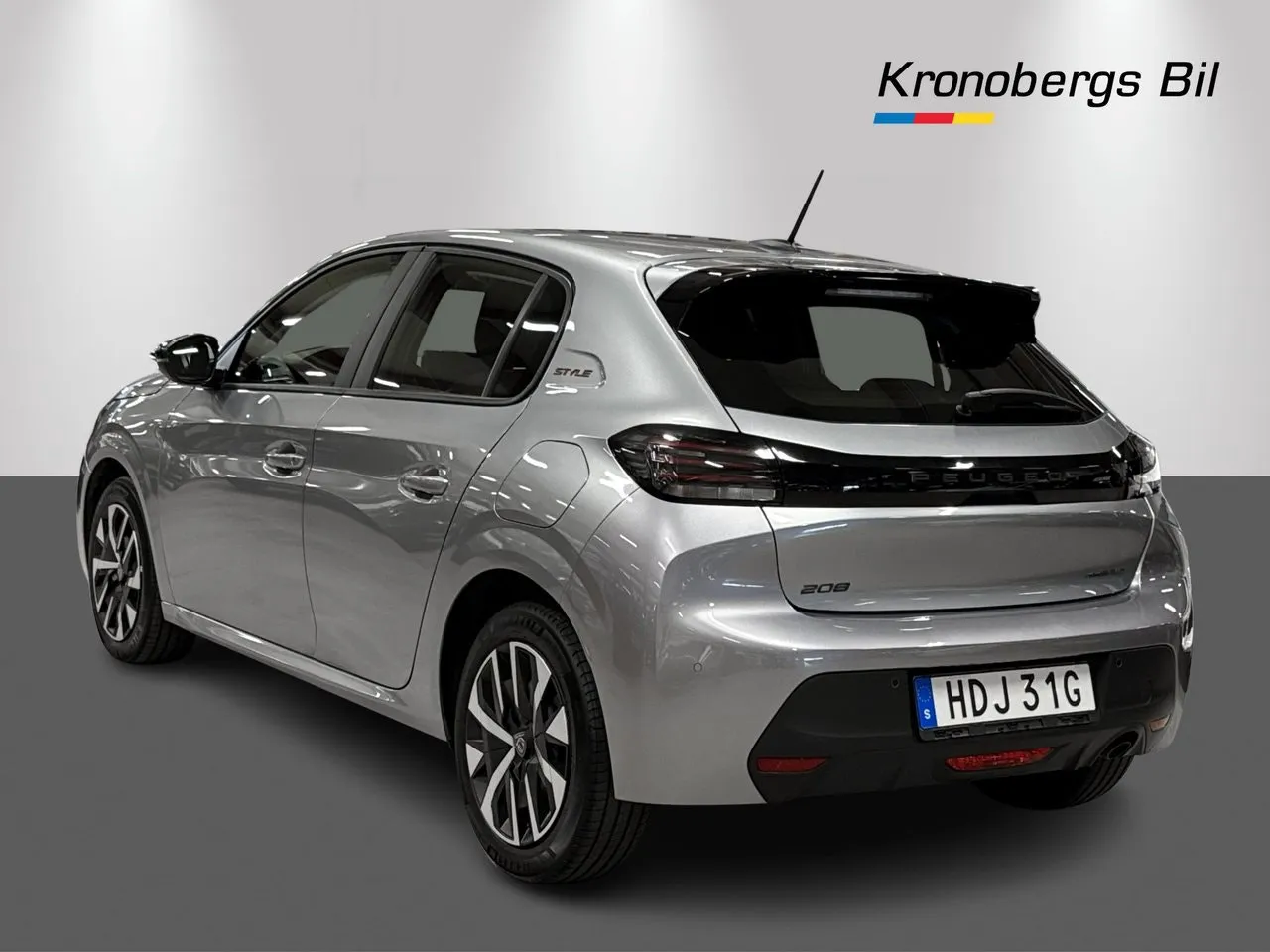Vehicle image 5