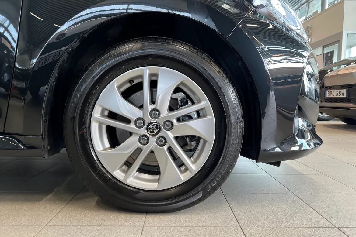 Vehicle image 16