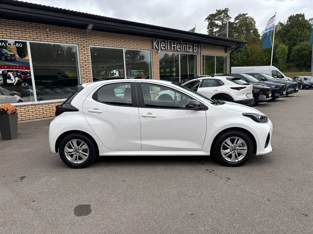 Vehicle image 5