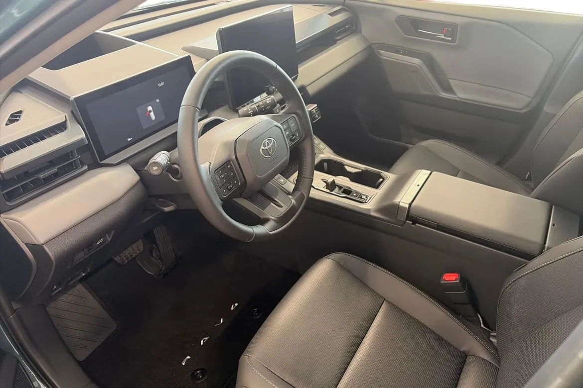Vehicle image 8
