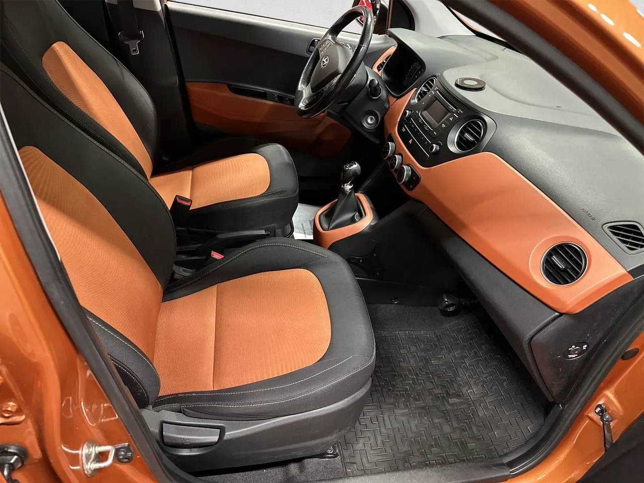 Vehicle image 10