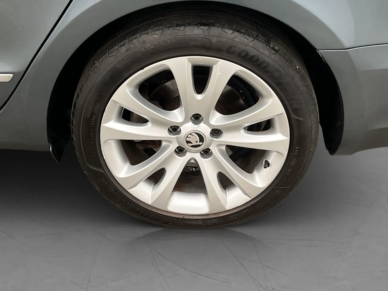 Vehicle image 24