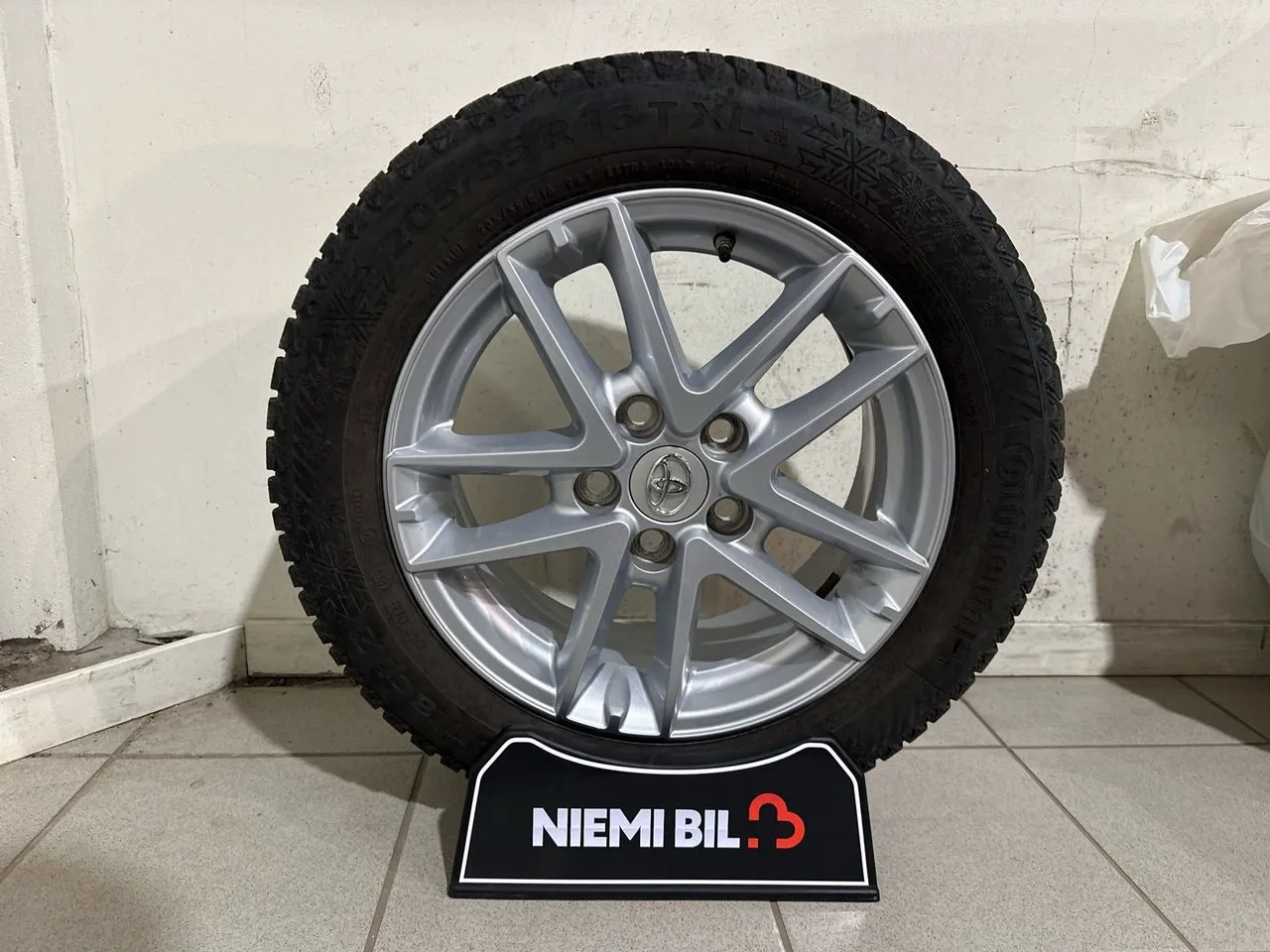 Vehicle image 16