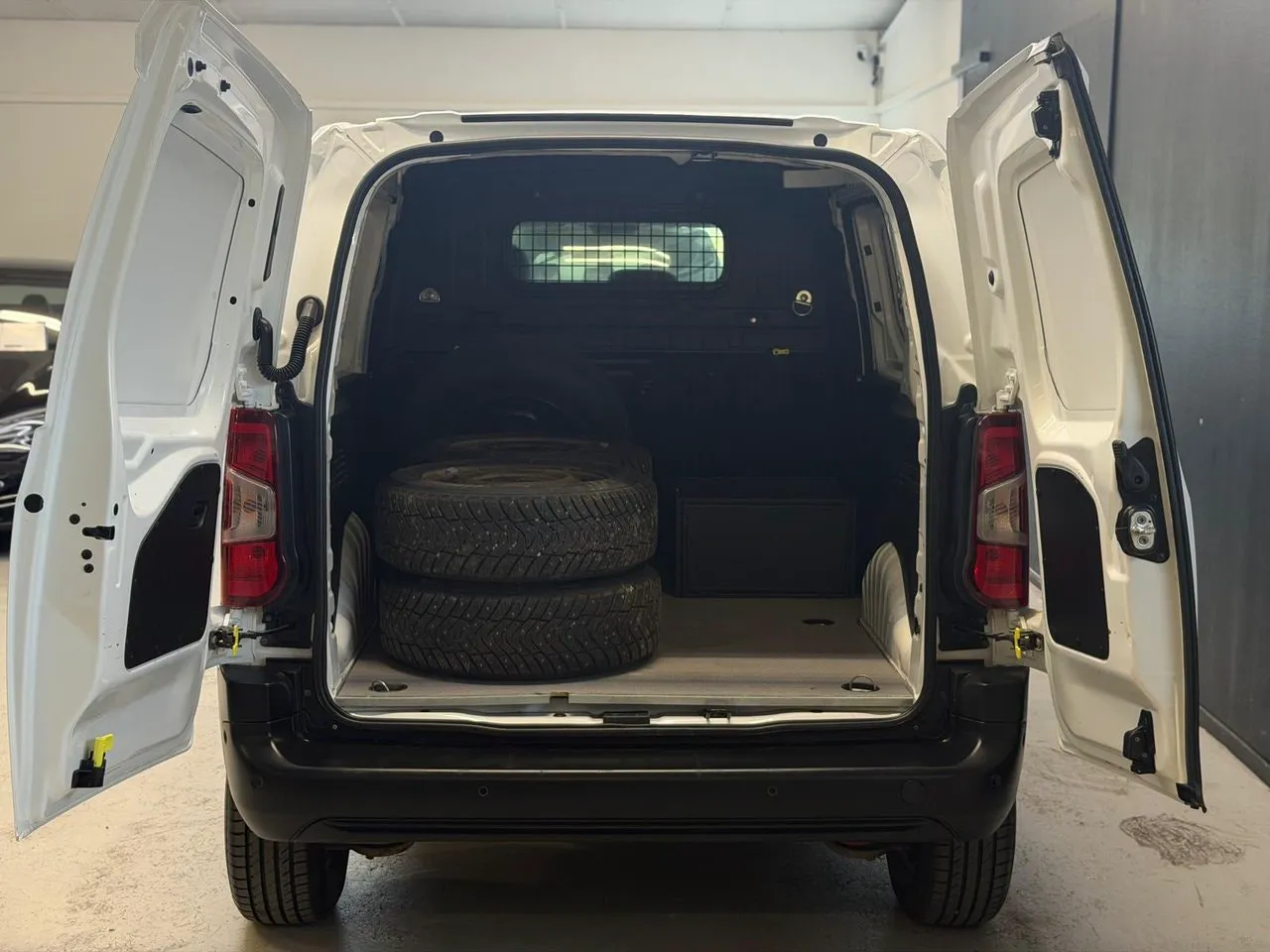 Vehicle image 16