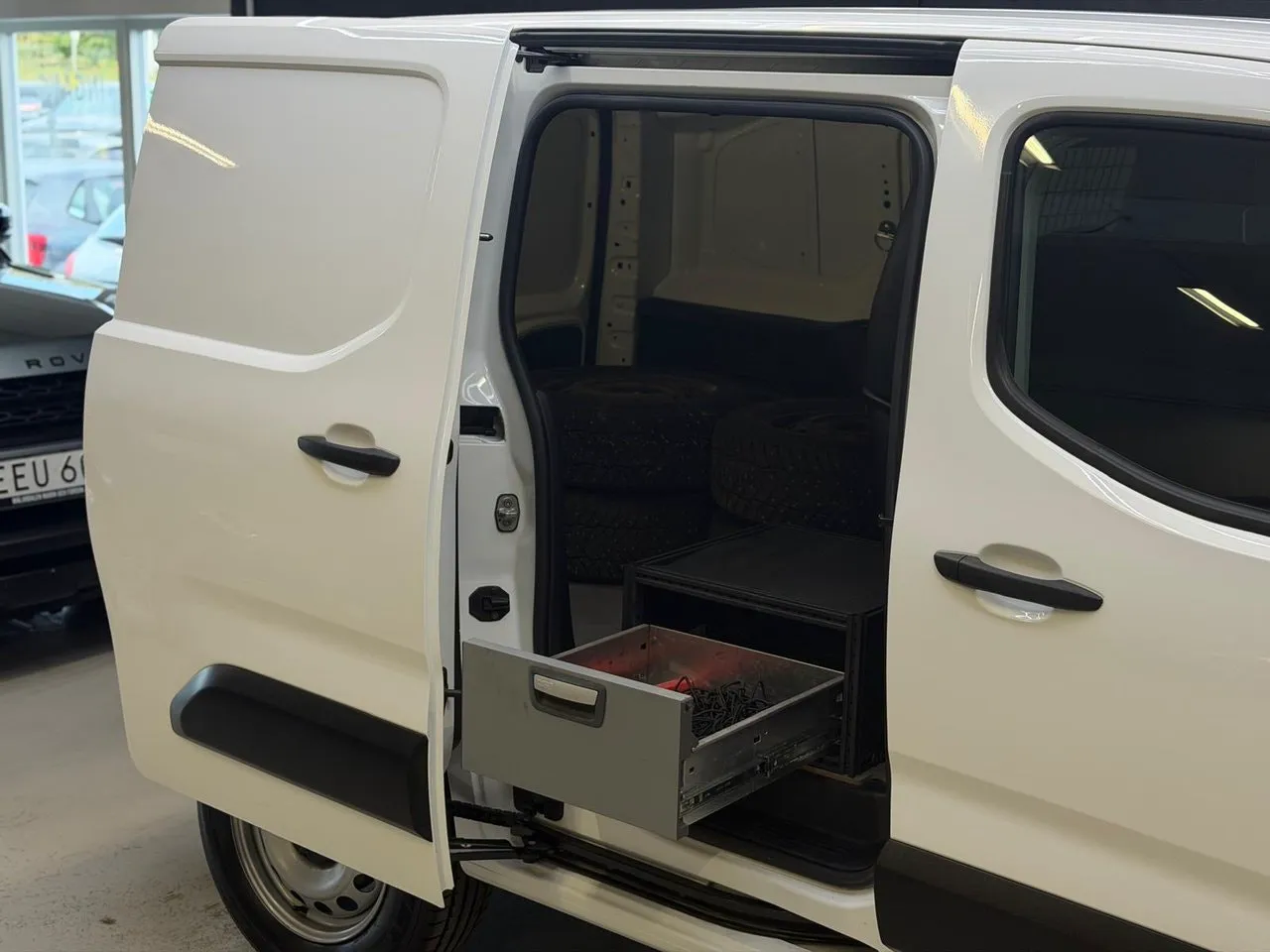 Vehicle image 15