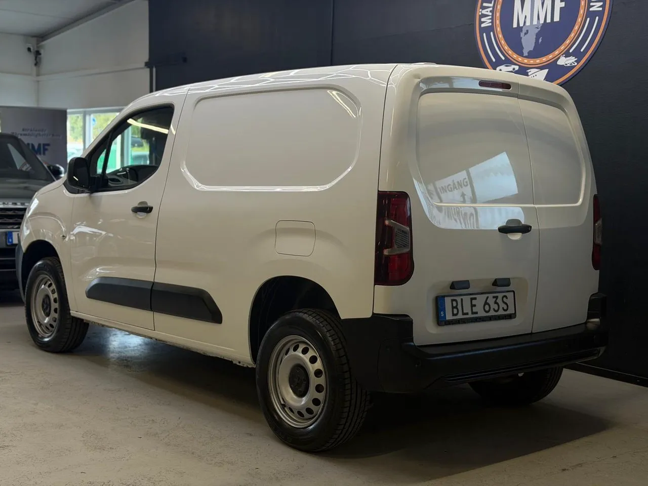 Vehicle image 18
