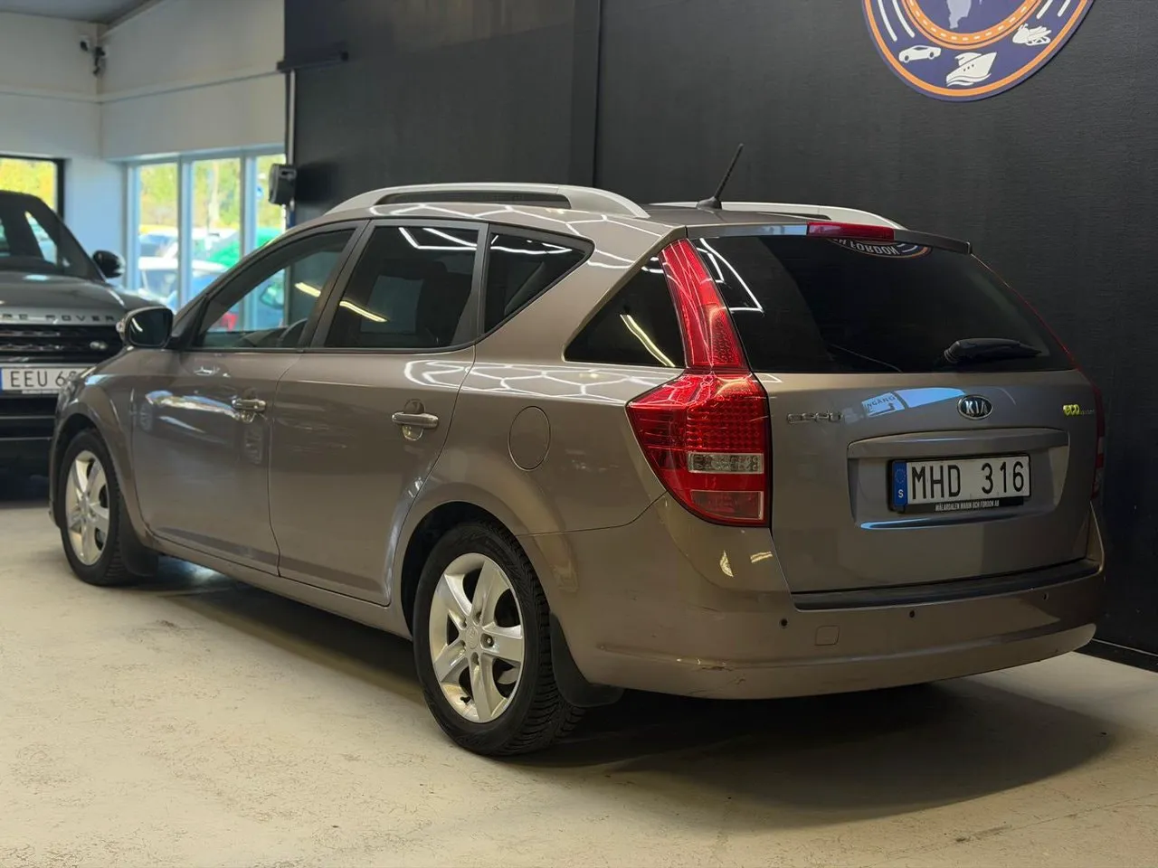 Vehicle image 19