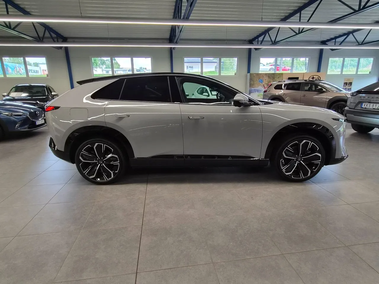 Vehicle image 4