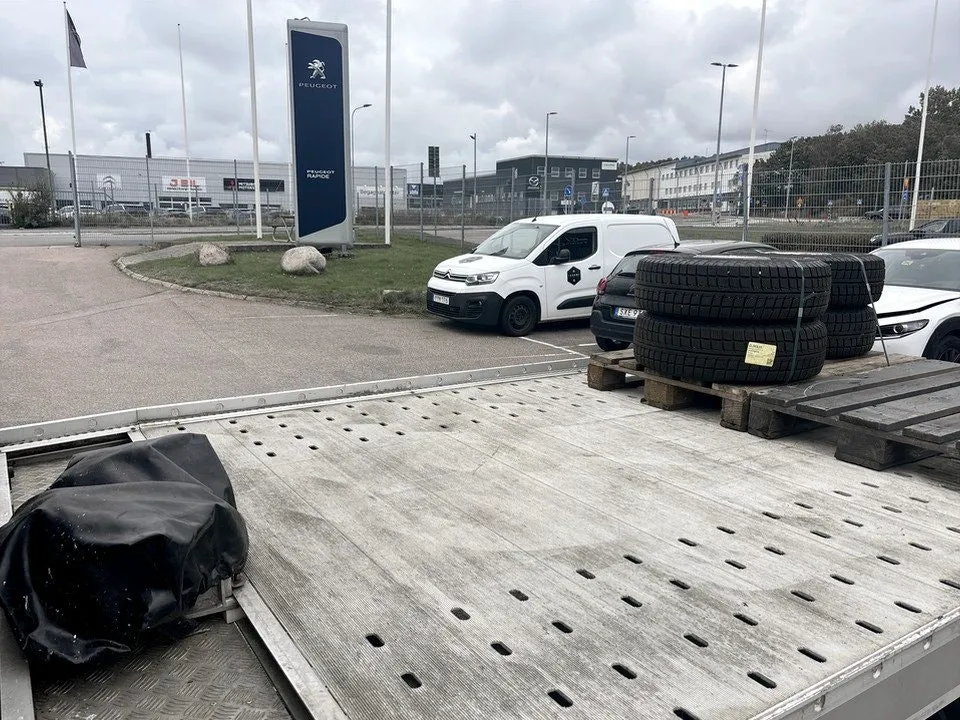 Vehicle image 6