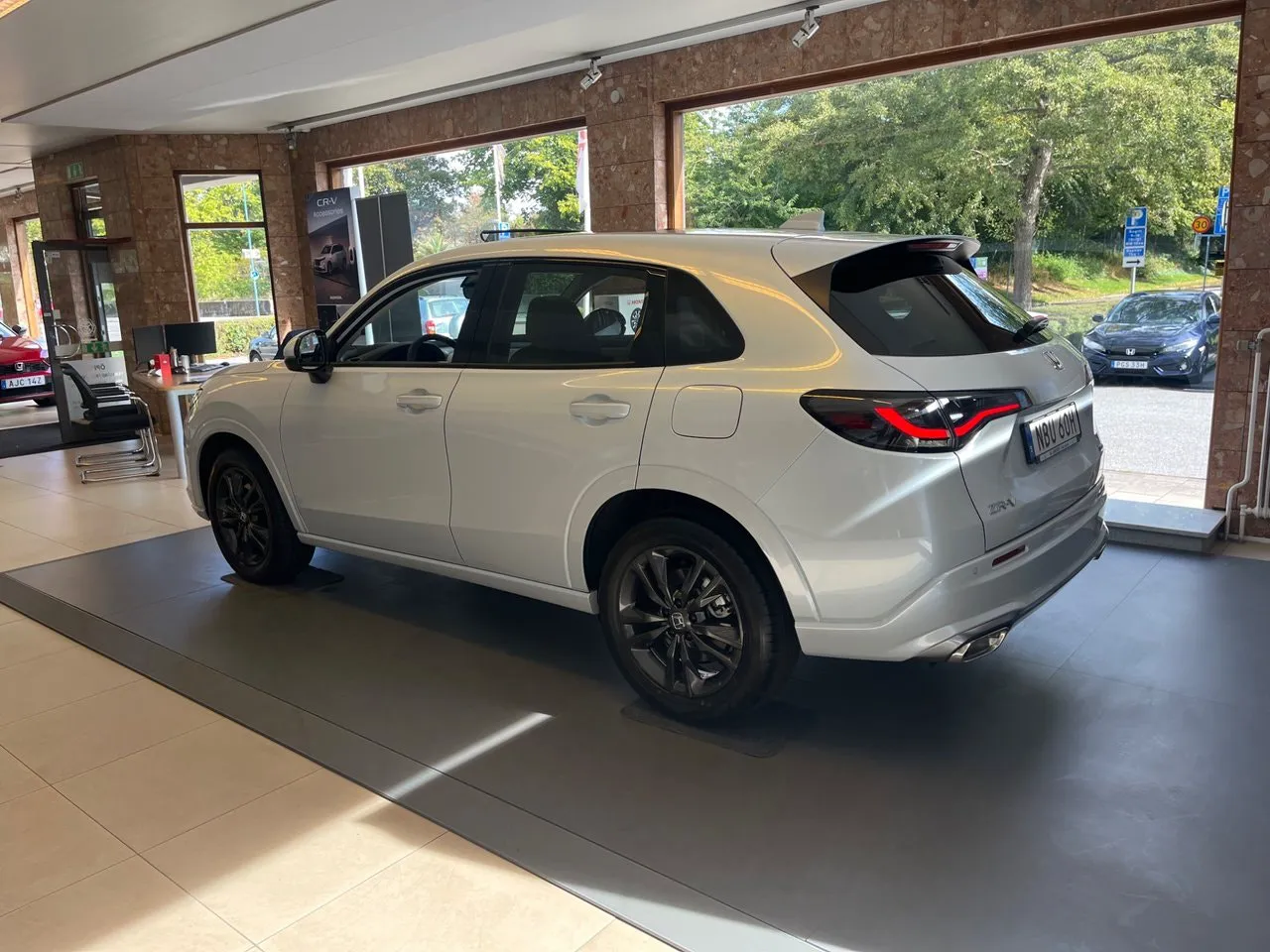Vehicle image 4
